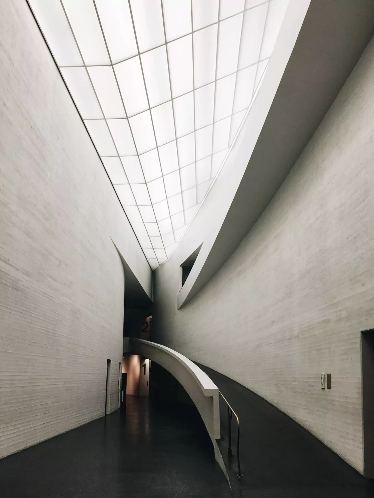 Uma rampa ao longo de uma parede curva no Museu Kiasma, Helsínquia, Finlândia